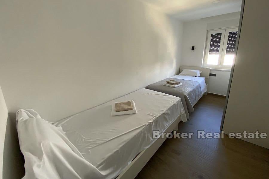 Современная вилла с бассейном