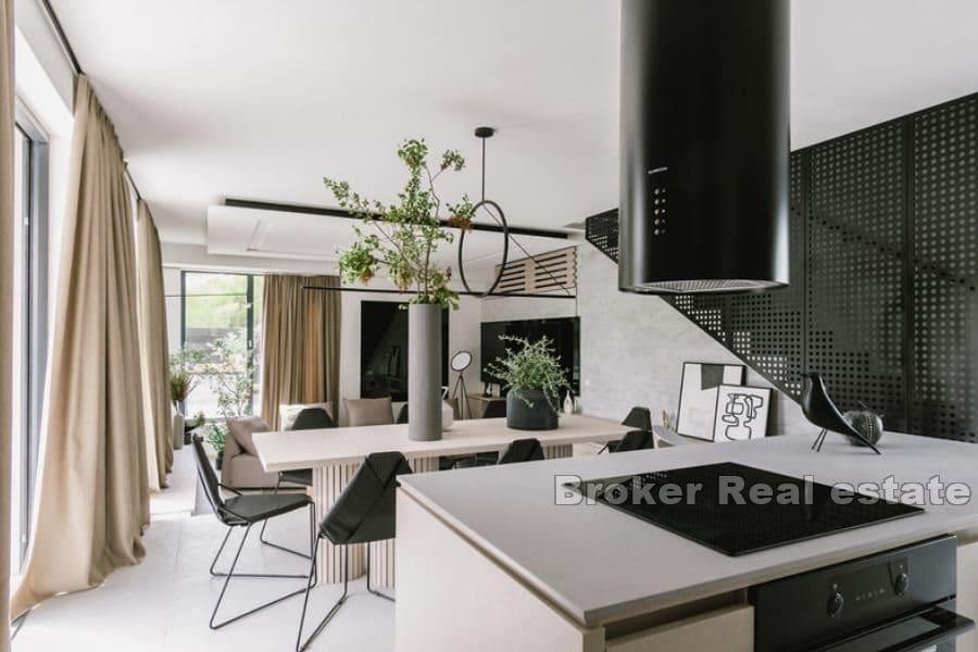 Moderne, luxuriöse Villa mit Pool