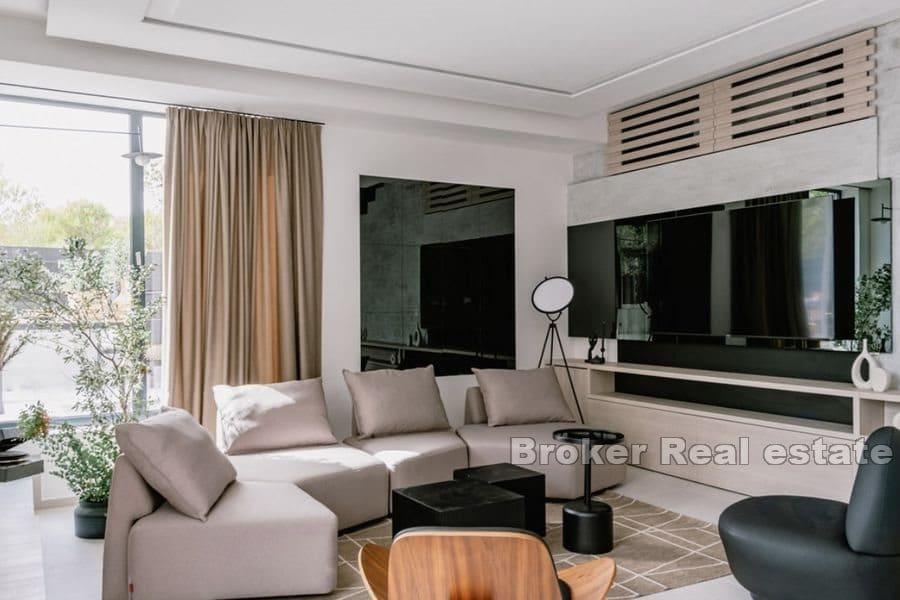 Moderne, luxuriöse Villa mit Pool