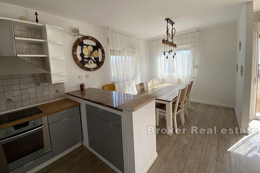 Žnjan, przestronny apartament z trzema sypialniami