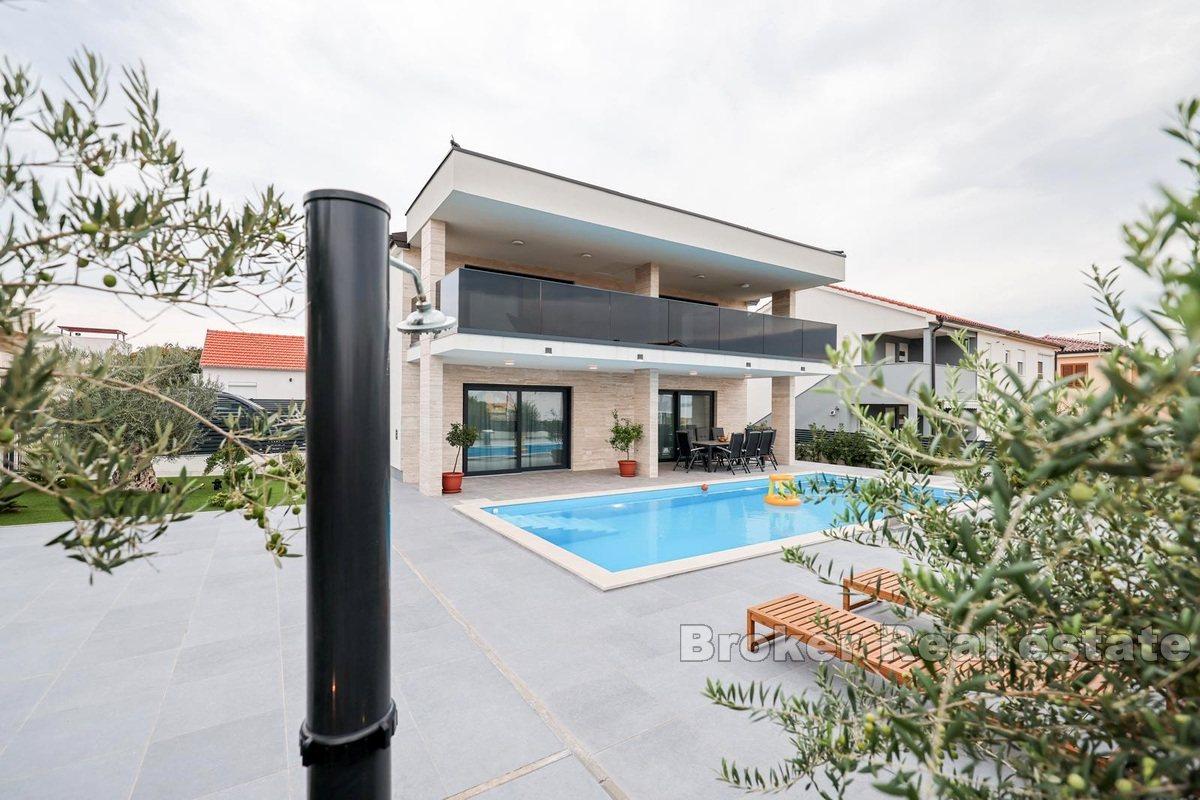 Moderne villa med basseng