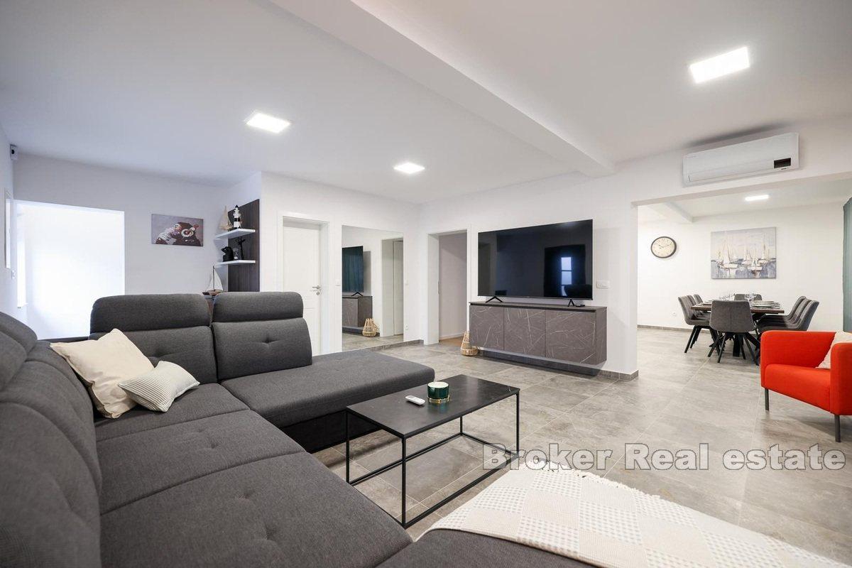 Moderne villa med basseng