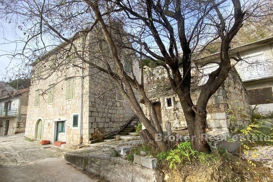 Altes Steinhaus mit offenem Meerblick