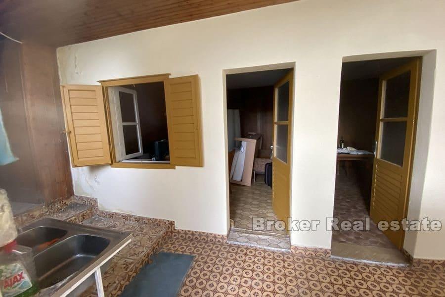 Старый каменный дом с открытым видом на море