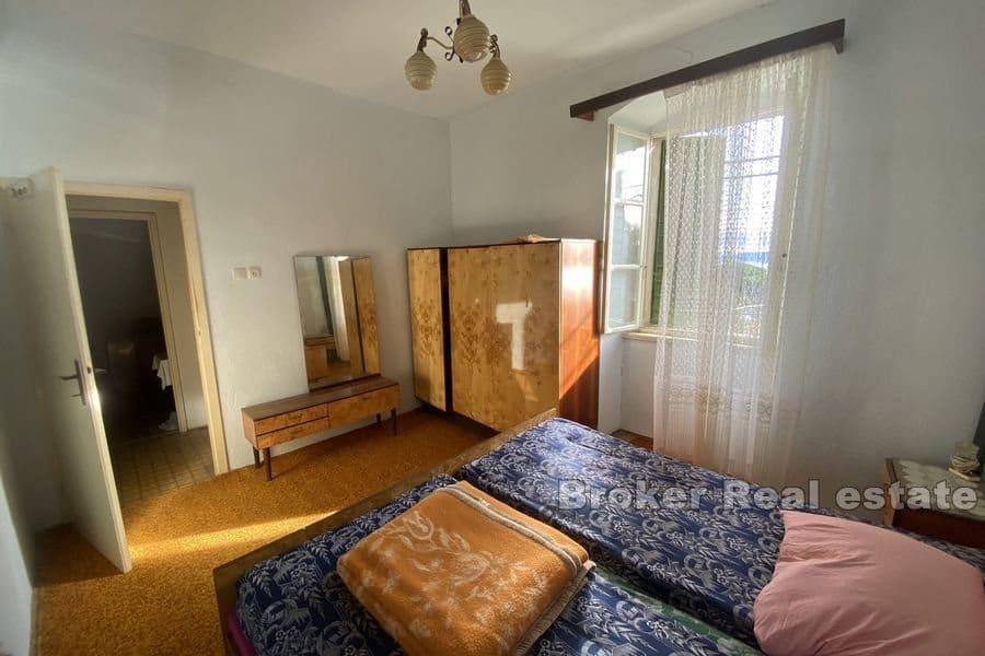 Starý kamenný dům s otevřeným výhledem na moře