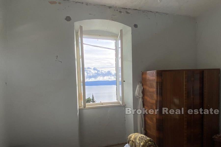 Starý kamenný dům s otevřeným výhledem na moře