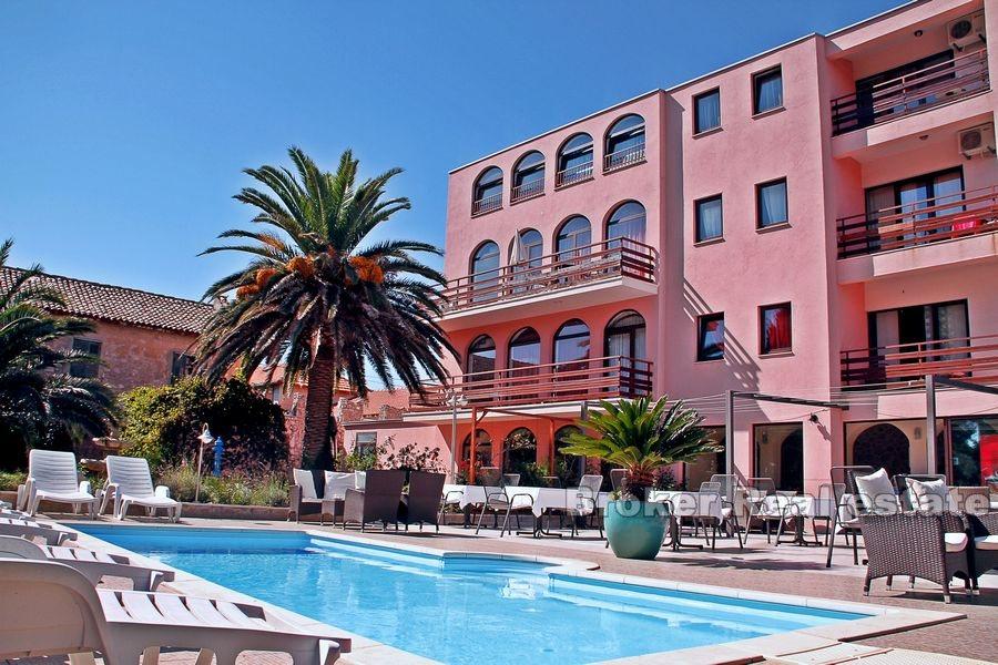 Hotel samo 100 metara od mora