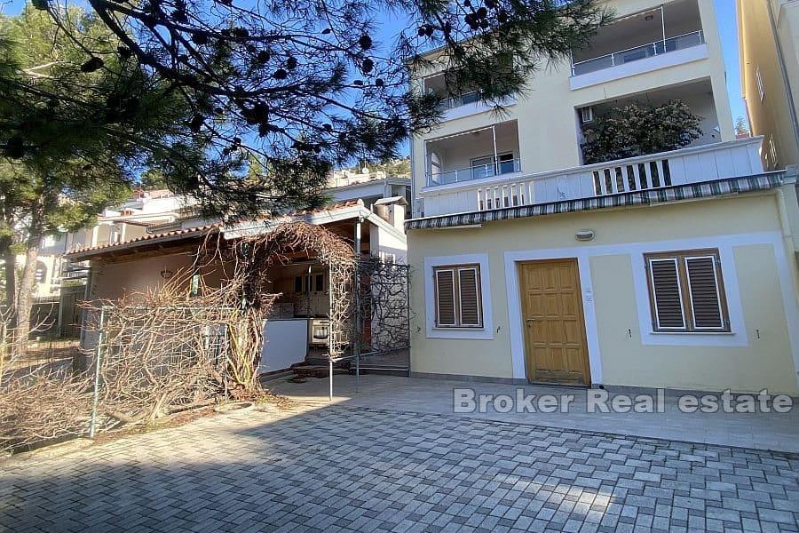 Dom z apartamentami w pierwszym rzędzie do morza