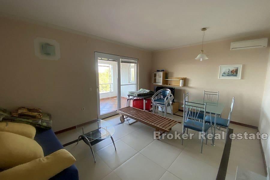 Dom z apartamentami w pierwszym rzędzie do morza