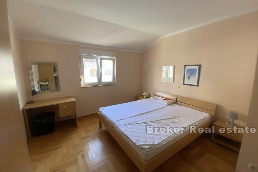 Dom z apartamentami w pierwszym rzędzie do morza