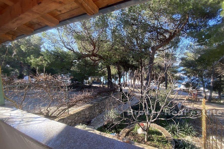 Apartmanska kuća u prvom redu do mora