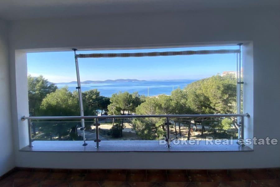 Apartmanska kuća u prvom redu do mora