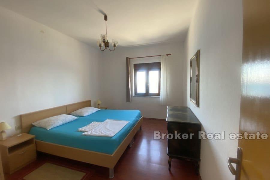 Hus i första raden mot havet