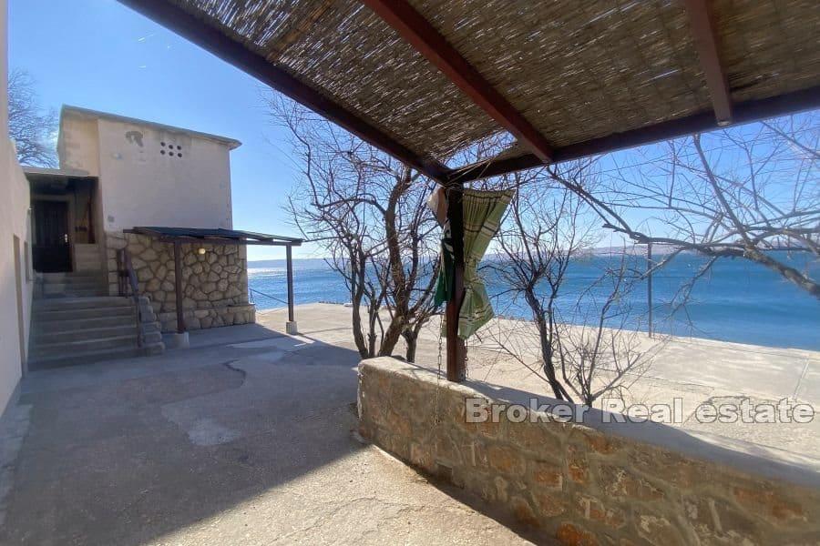 Hus i första raden mot havet