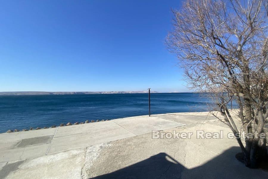 Hus i första raden mot havet