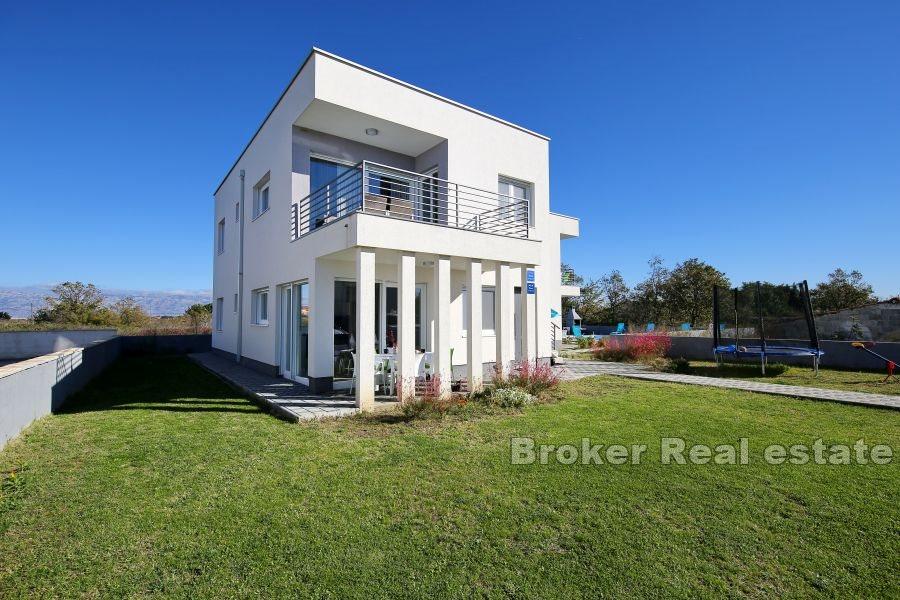 Mehrfamilienhaus in der Nähe des Meeres