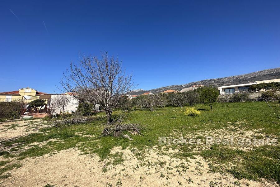 Romslig tomt med enetasjes hus