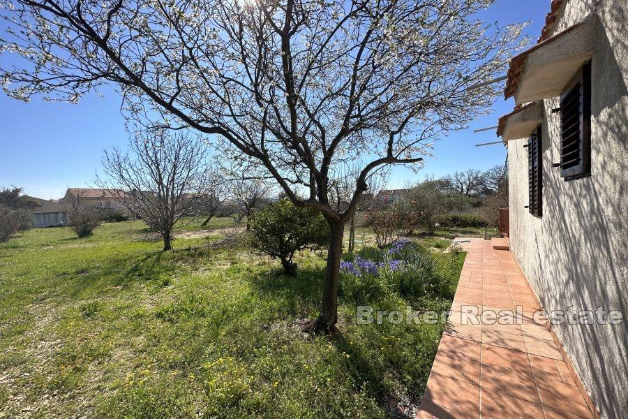 Rymlig tomt med ett enplanshus