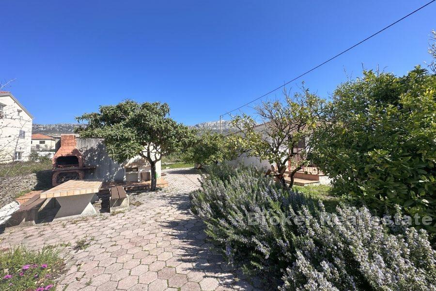 Romslig tomt med enetasjes hus