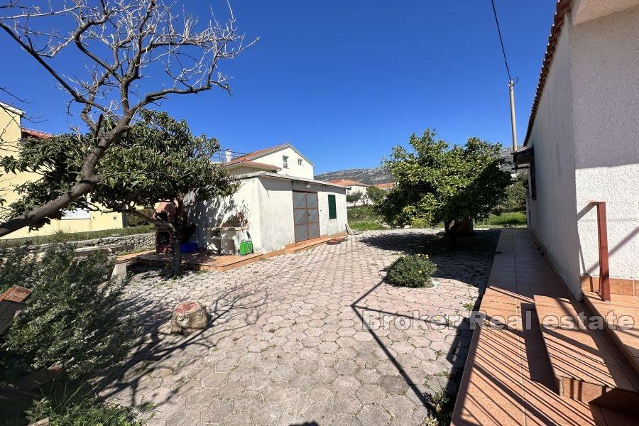 Geräumiges Grundstück mit einem einstöckigen Haus