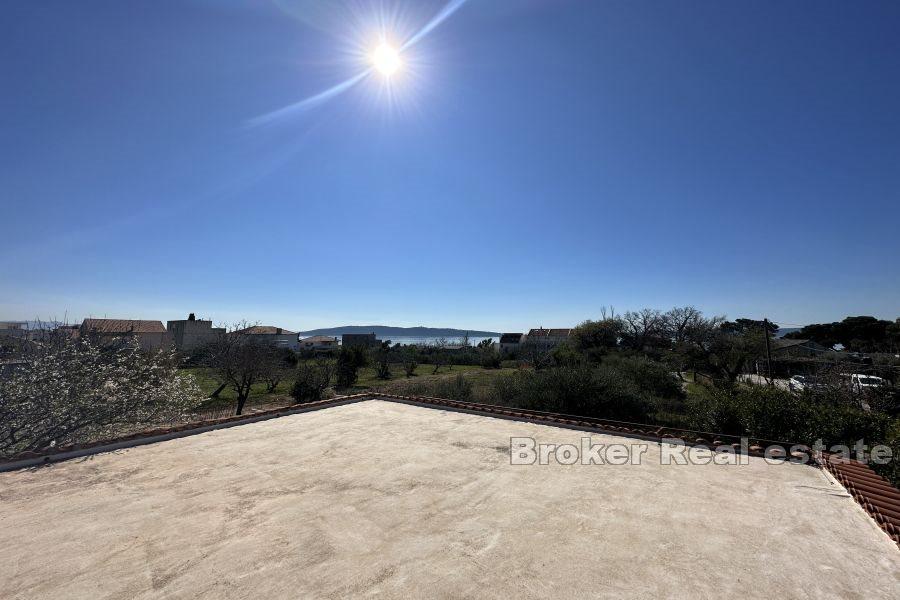 Romslig tomt med enetasjes hus