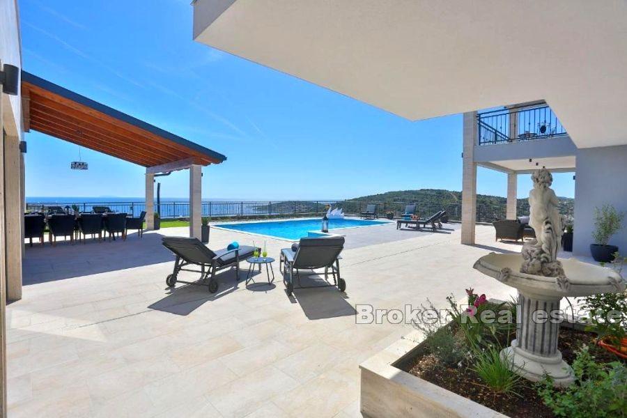 Une villa avec une vue panoramique sur la mer
