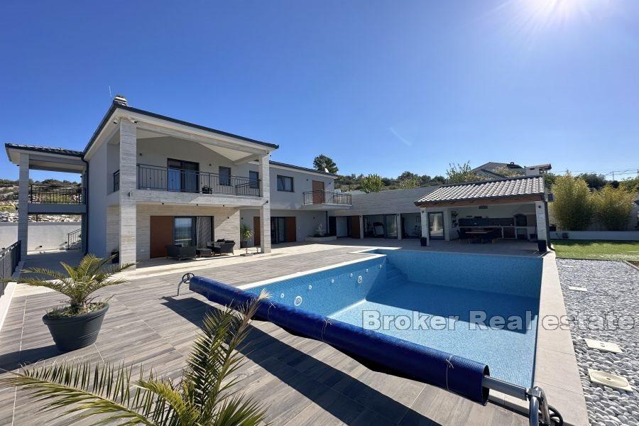 Une villa avec une vue panoramique sur la mer