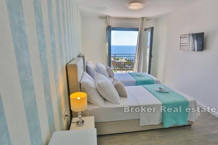 Une villa avec une vue panoramique sur la mer