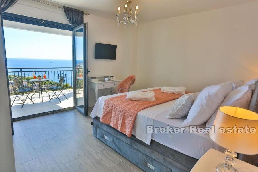 En villa med panoramautsikt over havet