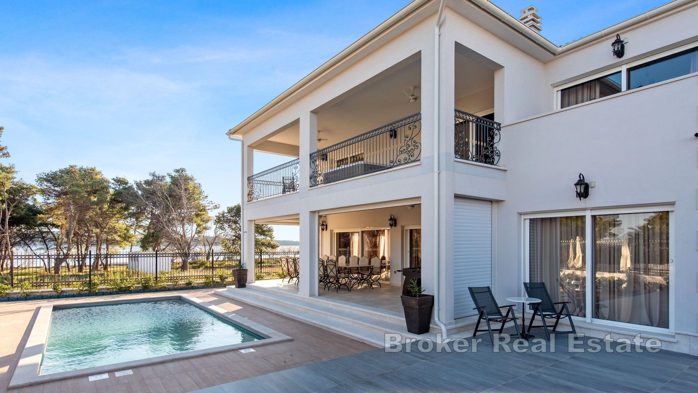 Jedinstvena vila u prvome redu do mora