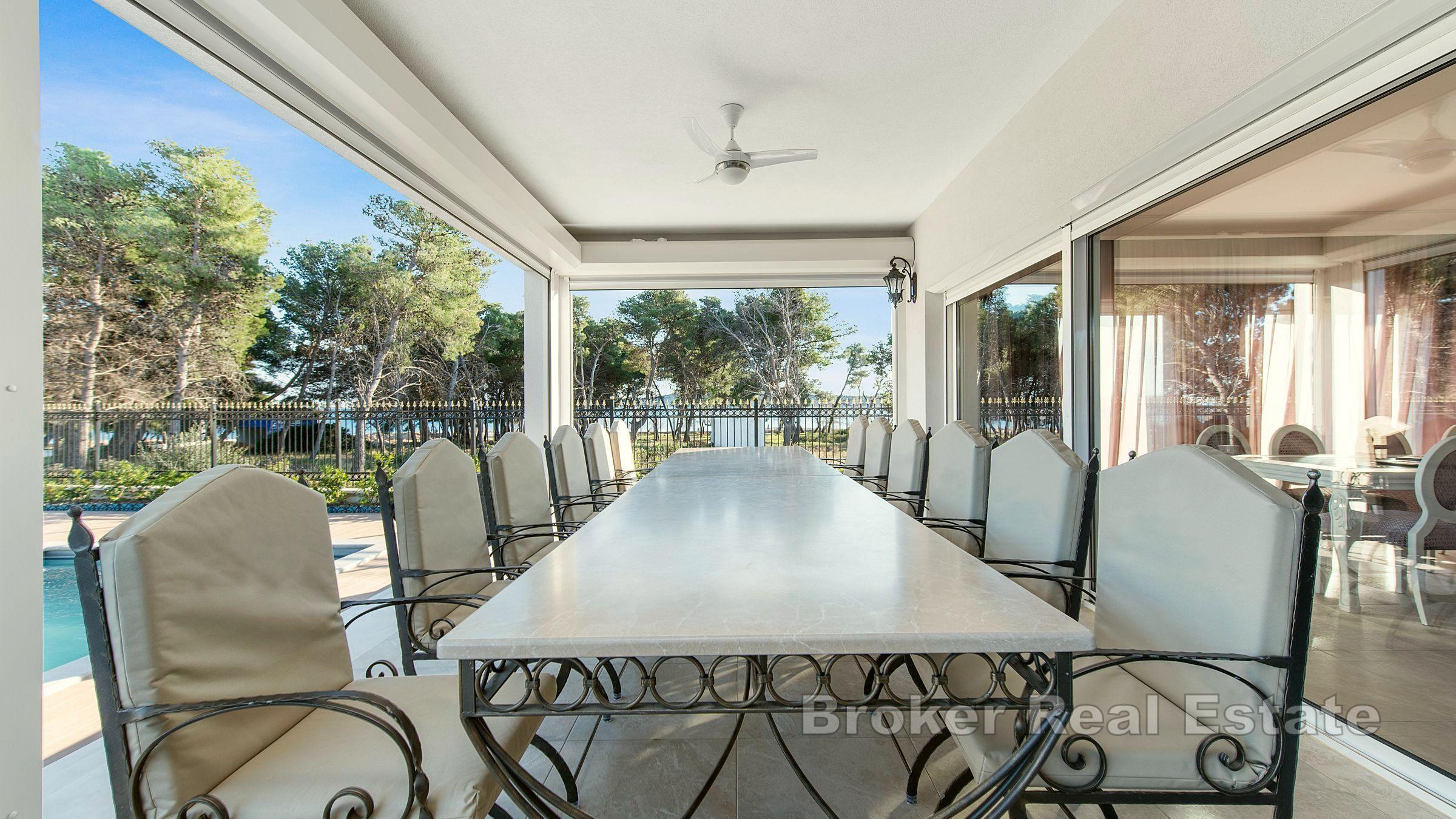 Jedinstvena vila u prvome redu do mora