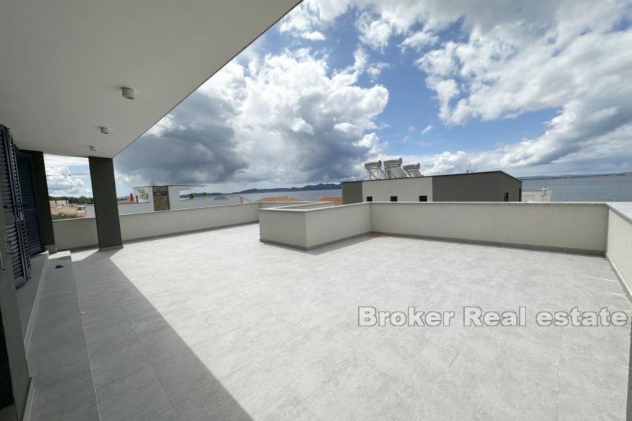 Ampio attico con vista mare