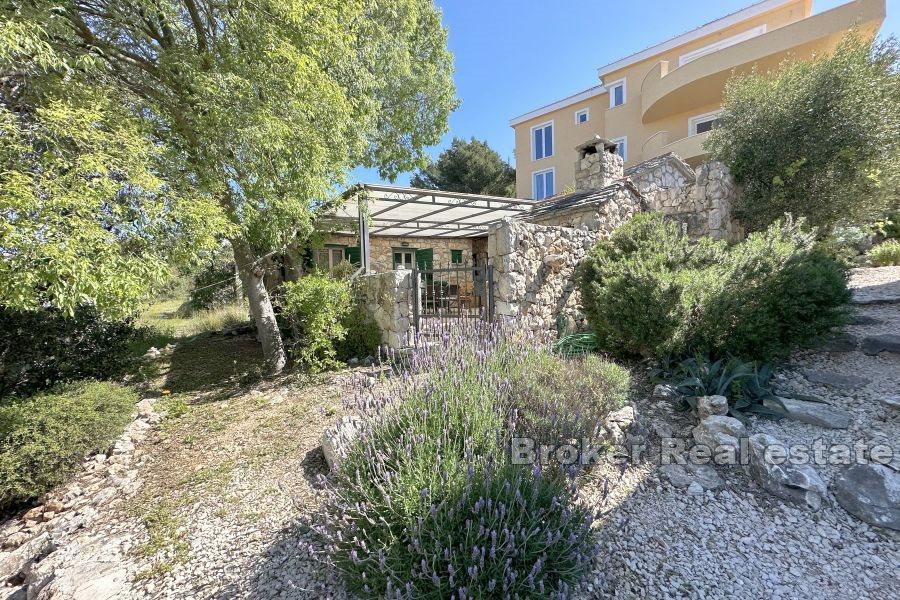 Dom z dwoma kamiennymi budynkami na obszernej działce