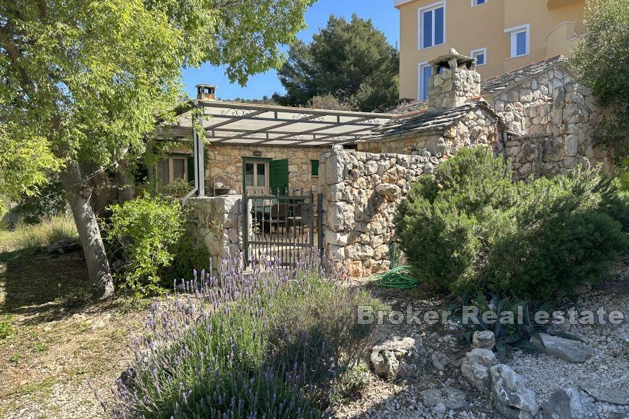 Dom z dwoma kamiennymi budynkami na obszernej działce