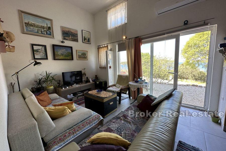 Dom z dwoma kamiennymi budynkami na obszernej działce