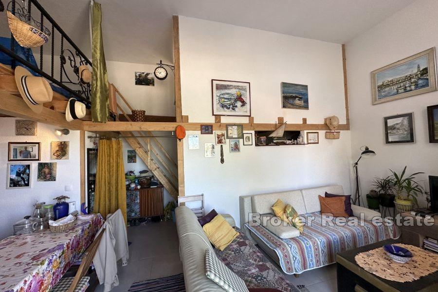 Dom z dwoma kamiennymi budynkami na obszernej działce