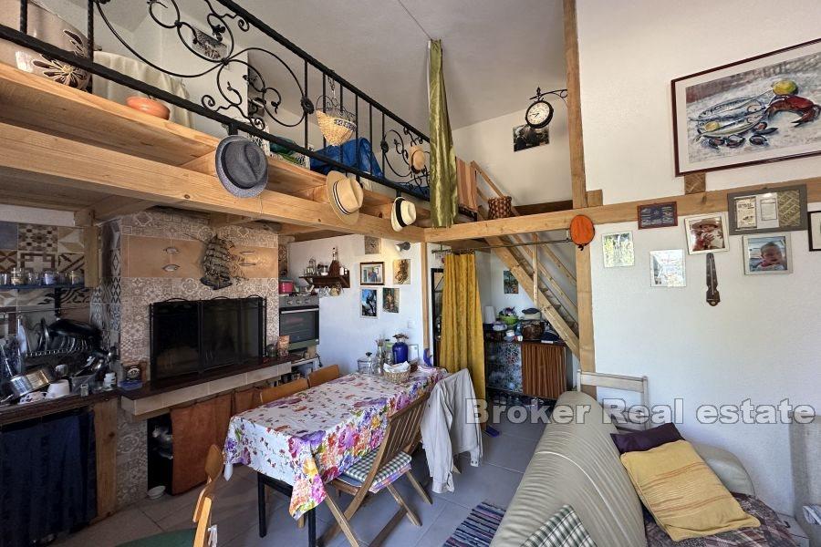 Dom z dwoma kamiennymi budynkami na obszernej działce