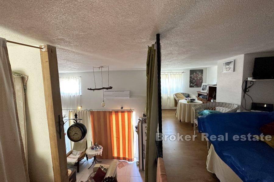 Dom z dwoma kamiennymi budynkami na obszernej działce