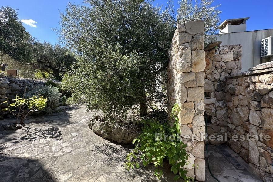 Dom z dwoma kamiennymi budynkami na obszernej działce