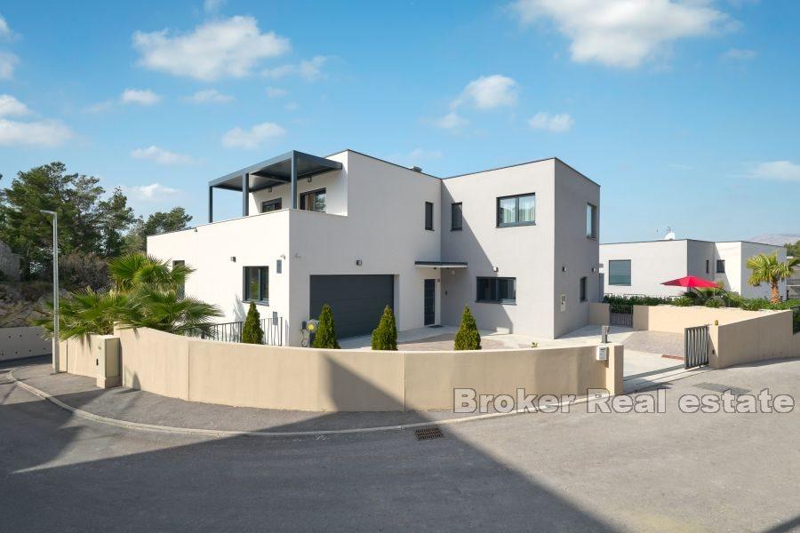 Belle villa avec piscine intérieure et vue mer