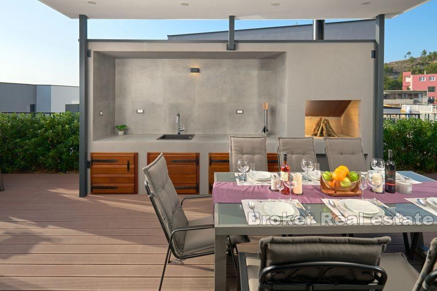 Prekrasna vila s unutarnjim bazenom i pogledom na more