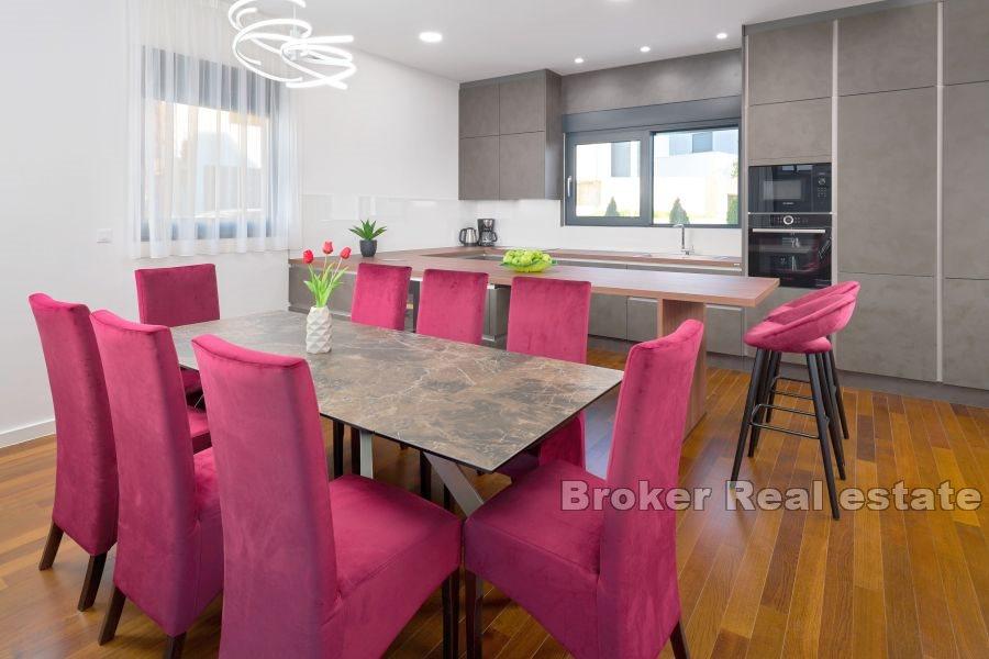 Prekrasna vila s unutarnjim bazenom i pogledom na more