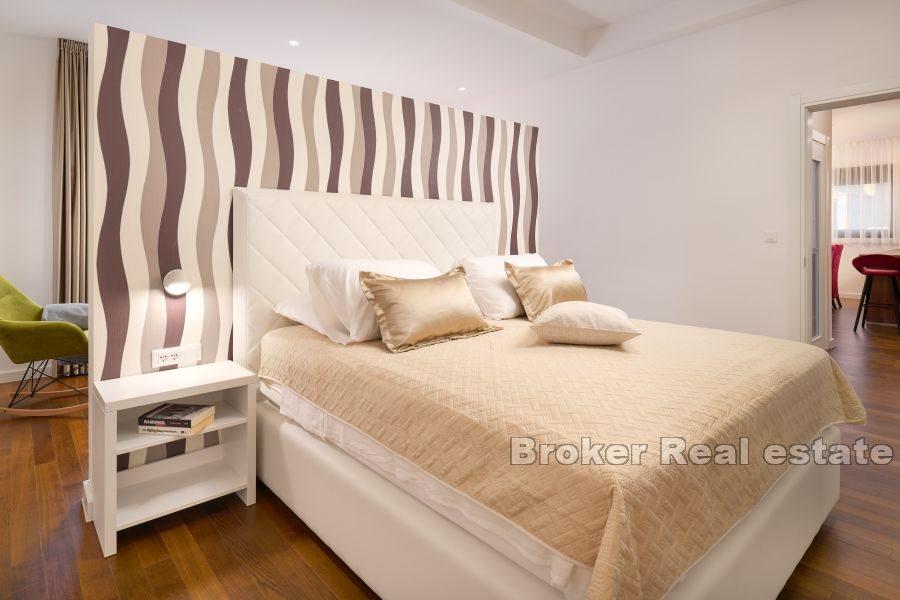 Schöne Villa mit Innenpool und Meerblick