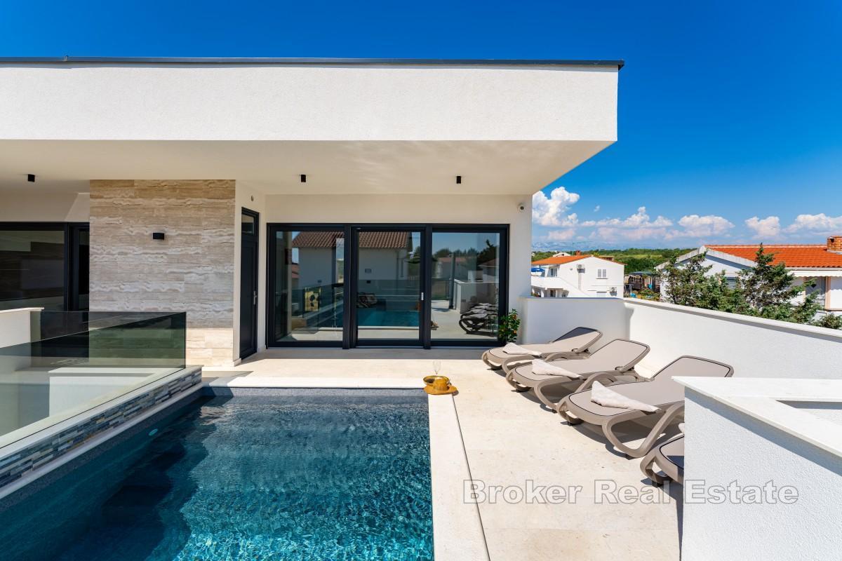 Neu gebaute Villa mit Pool und Meerblick