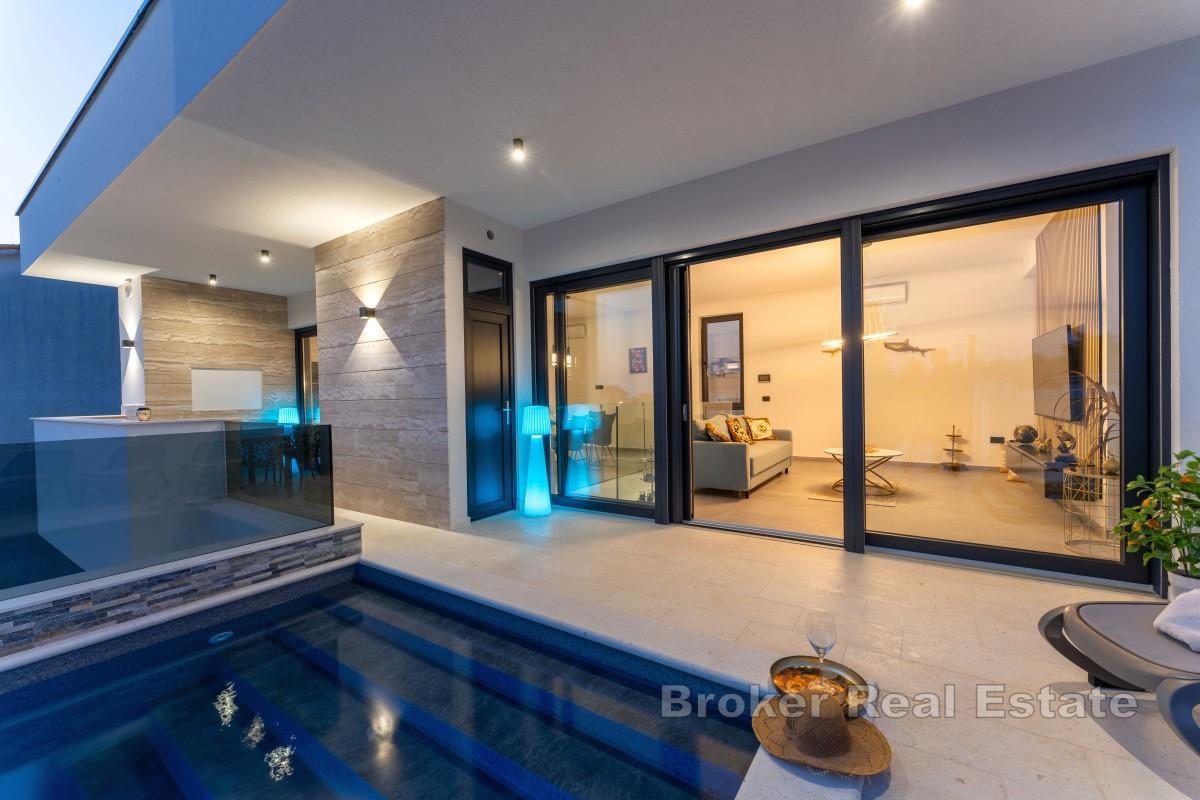 Новая вилла с бассейном и видом на море