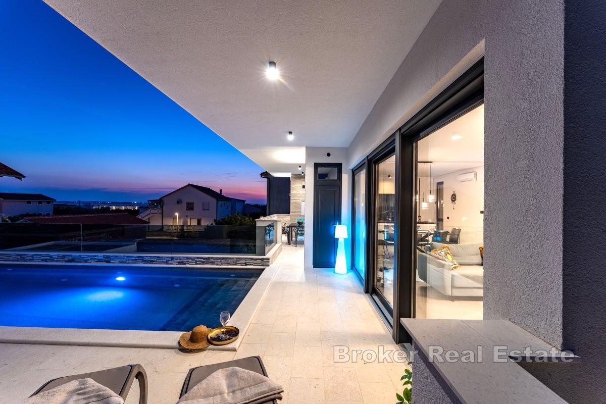 Nowo wybudowana willa z basenem i widokiem na morze