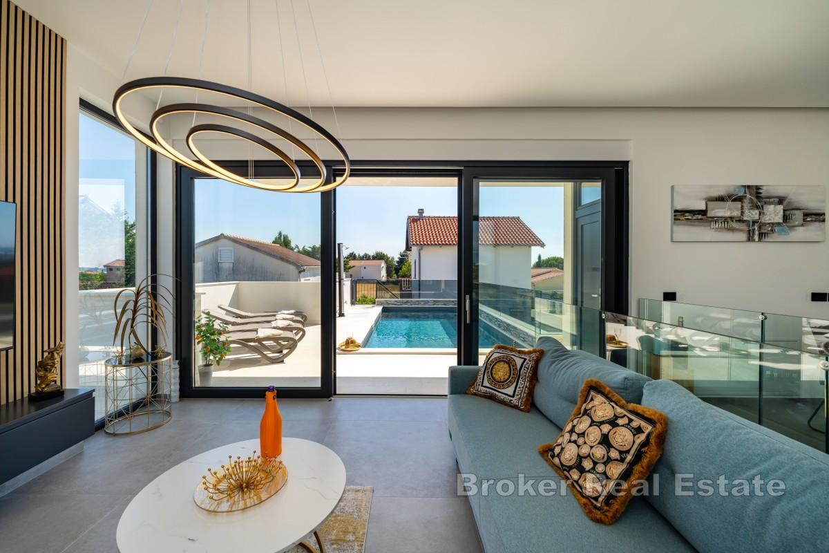 Nybyggd villa med pool och havsutsikt