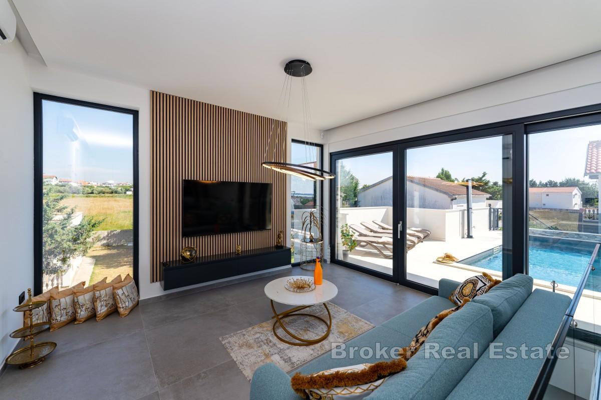 Nybyggd villa med pool och havsutsikt