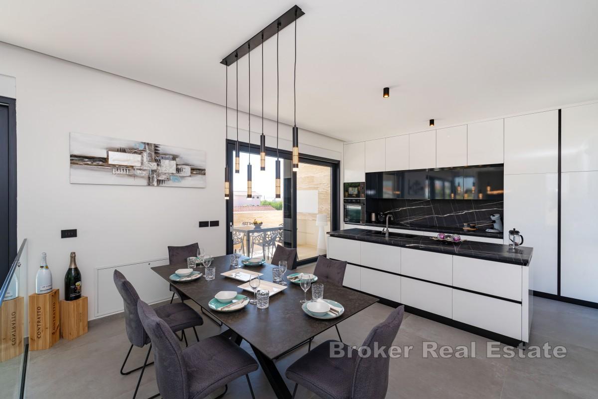 Nově postavená vila s bazénem a výhledem na moře