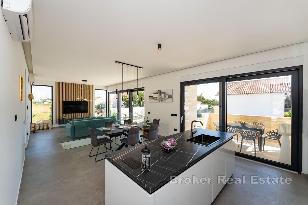 Nově postavená vila s bazénem a výhledem na moře